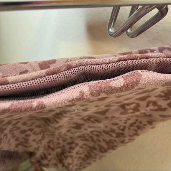 Athleta Dusty Pink Leopard Elation Ultra High Rise Tights Leggings Size Medium - Picture 3 of 8